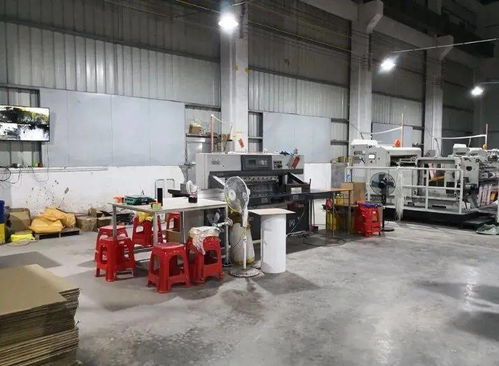 警方搗毀一包裝印刷廠,現場查獲大量設備 原料及煙盒